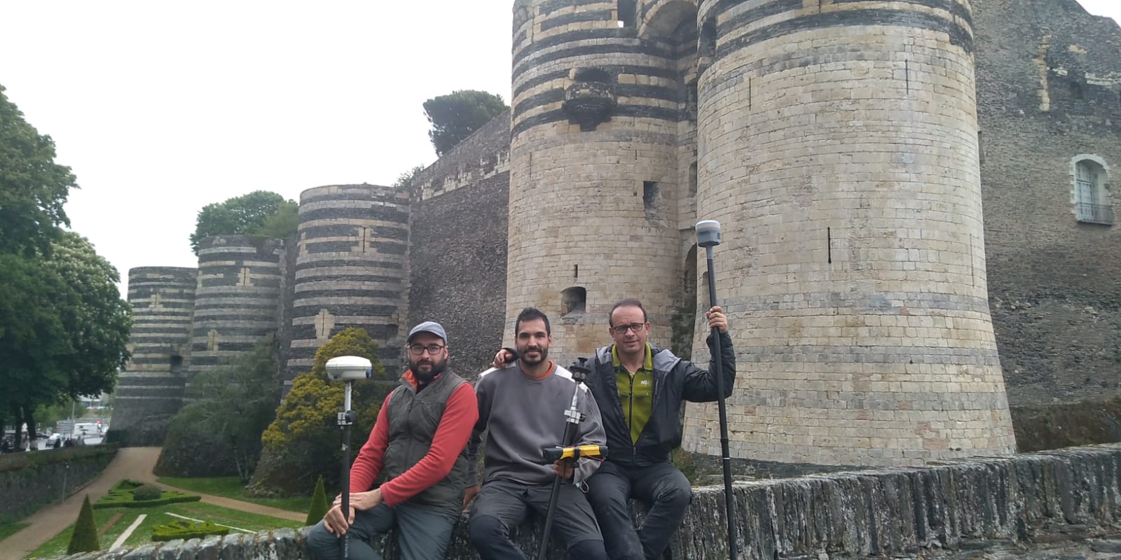 Equip d'Arxibib treballant en el replanteig de plaques solars a Bretanya, França