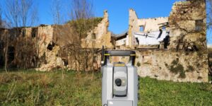 Maquinària de topografia a prop del Mas a Santa Coloma de Farners per realitzar el mesurament de façanes