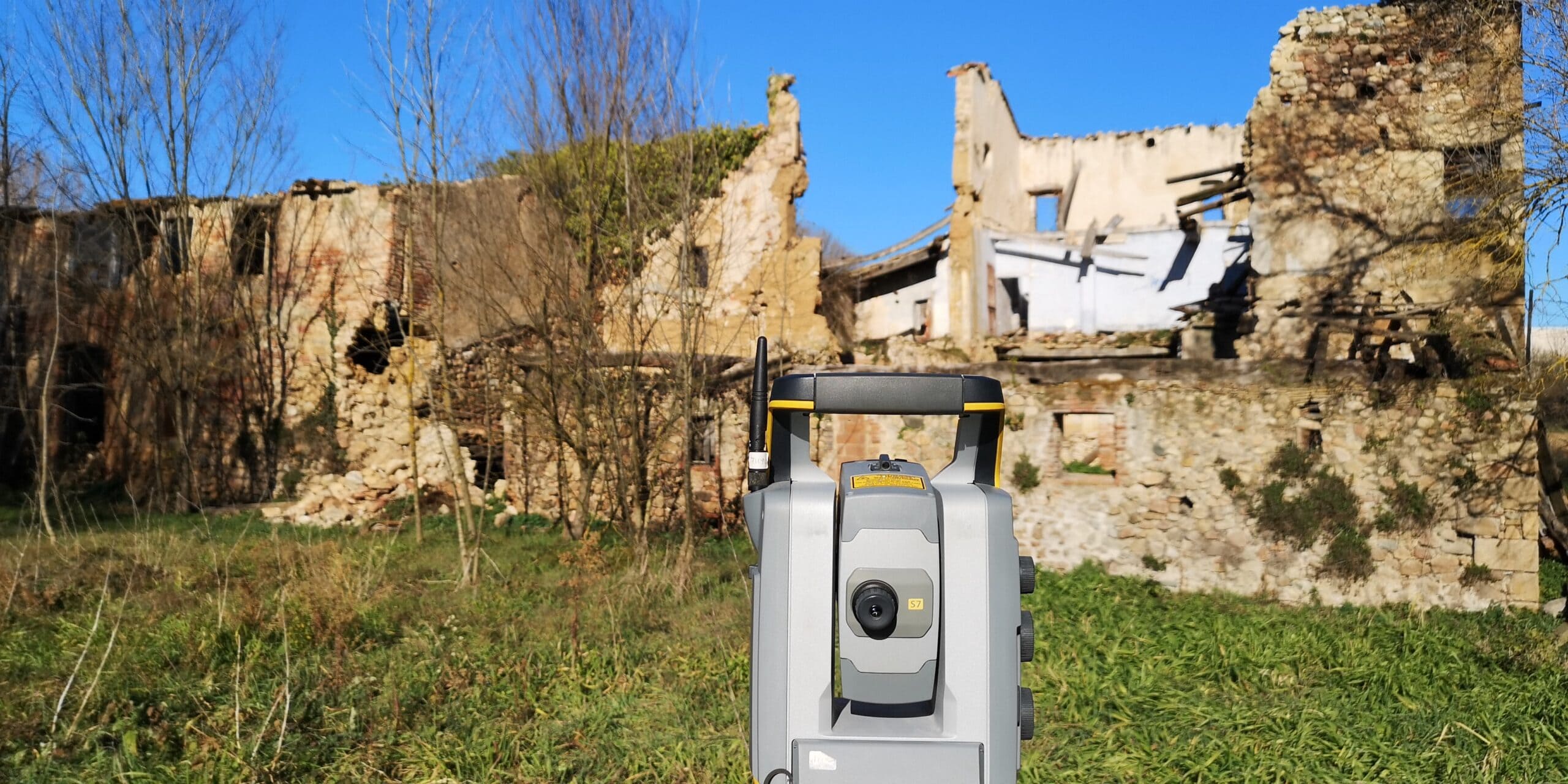 Maquinària de topografia a prop del Mas a Santa Coloma de Farners per realitzar el mesurament de façanes